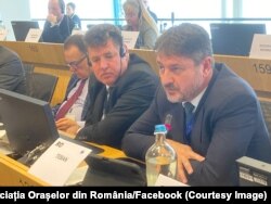 Președintele Asociației Orașelor din România, Adrian Teban (în dreapta) spune că România trebuie să se inspire din exemplul altor țări în stabilirea unui prag pentru abuzul în serviciu.