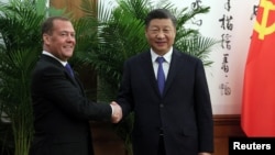 Заместитель председателя Совета безопасности России Дмитрий Медведев и председатель КНР и лидер компартии Китая Си Цзиньпин