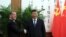 Dmitri Medvedev (stânga) și Xi Jinping