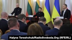 Президент Украины Владимир Зеленский на совместной пресс-конференции с президентом Литвы Гитанасом Науседой (слева) и президентом Польши Анджеем Дудой (справа) Львов, 11 января 2023 года