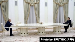 "Длинный стол" стал символом социального дистанцирования Путина