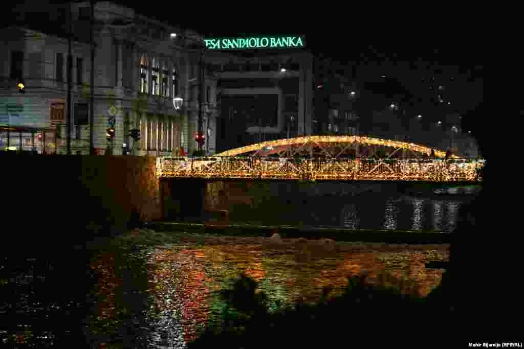 Čobanija most se nalazi preko puta Narodnog pozorišta u Sarajevu.&nbsp;