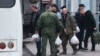 Забираемые в армию РФ мужчины у временного пункта мобилизации. Москва, 26 сентября 2022 года