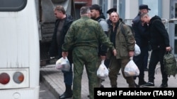 Мобилизованные россияне перед отправкой в расположение военных частей