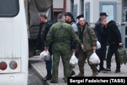 Забираемые в российскую армию мужчины у временного пункта мобилизации. Москва, 26 сентября 2022 года