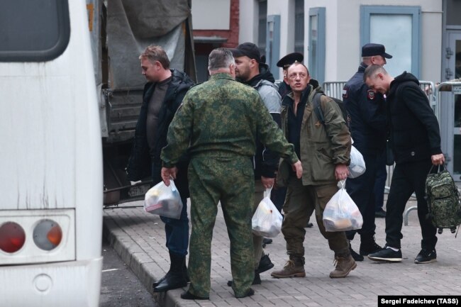 Забираемые в российскую армию мужчины у временного пункта мобилизации. Москва, 26 сентября 2022 года