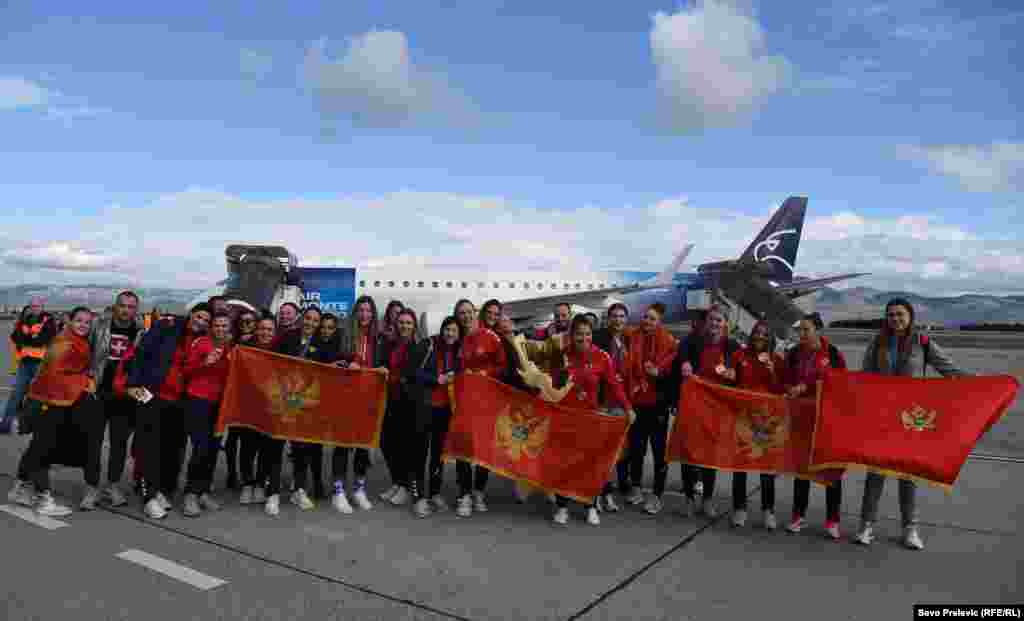 Ženska rukometna reprezentacija Crne Gore sletjela je na podgorički aerodrom dan nakon osvajanja medalje. Njihovo slavlje od sinoć ne prestaje.&nbsp; &nbsp; &nbsp; &nbsp; &nbsp; &nbsp; &nbsp; &nbsp; &nbsp; &nbsp; &nbsp; &nbsp; &nbsp; &nbsp; &nbsp; &nbsp; &nbsp; &nbsp; &nbsp; &nbsp; &nbsp; &nbsp; &nbsp; &nbsp; &nbsp; &nbsp; &nbsp; &nbsp; &nbsp; &nbsp; &nbsp; &nbsp; &nbsp; &nbsp; &nbsp; &nbsp; &nbsp; &nbsp; &nbsp; &nbsp; &nbsp; &nbsp; &nbsp; &nbsp; &nbsp; &nbsp; &nbsp; &nbsp; &nbsp; &nbsp;&nbsp;Aerodrom Podgorica, 21.11.2022. &nbsp;