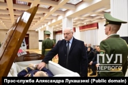 Аляксандар Лукашэнка на цэрымоніі разьвітаньня з Міністрам замежных справаў Уладзімерам Макеем