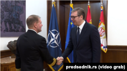 Presidenti serb, Aleksandar Vuçiq, gjatë takimit në Beograd me komandantin e Komandës së Forcave të Përbashkëta të NATO-s, admiralin Stuart Munsch. 20 dhjetor 2022.