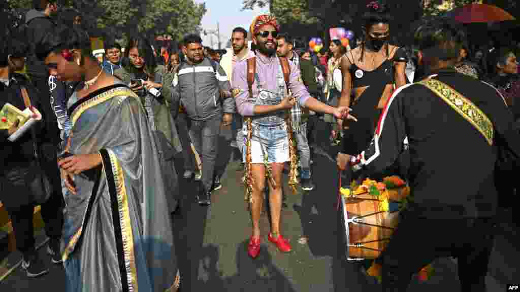 Na ulicama se pjevalo i sviralo.