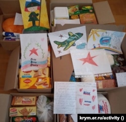 Российская пропаганда активно ведется и в крымских школах, где школьники пишут письма российским военным и собирают для них товары первой необходимости.