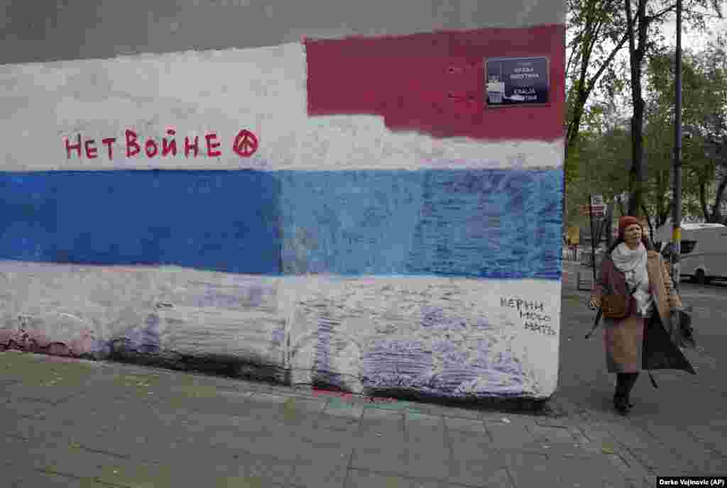 И наконец 6 декабря фреска была почти полностью закрашена бело-сине-белой цветовой комбинацией, принятой как символ сопротивления российскому вторжению.