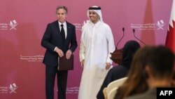 Secretarul de Stat american, Antony Blinken (stânga), și ministrul de externe al Qatarului, Mohammed Bin Abdulrahman Al Thani, în conferința de presă de la Doha, 22 noiembrie 2022