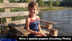 Поліна Тутунжи. Померла 16 березня у 8 років від важких уражень осколками російських снарядів у Маріуполі. Мама дівчинки загинула одразу