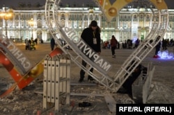 Снятие надписи "Мариуполь – Петербург" на Дворцовой площади в Петербурге. Архив Север.Реалии