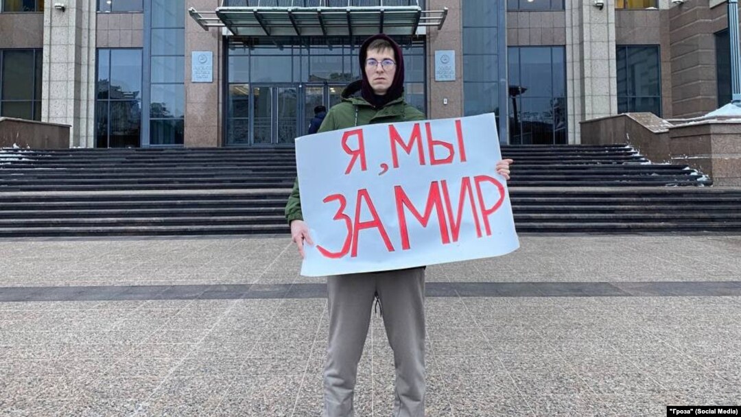 Александр Фомичев на одиночном пикете в Казани 6 января 2023 года