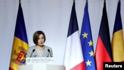 Maia Sandu participă la a treia conferință a Platformei de Sprijin pentru Moldova, în Paris, Franța, 21 noiembrie 2022. După atacurile Rusiei asupra infrastructurii ucrainene, ea a declarat că „nu putem avea încredere într-un regim care ne lasă fără lumină și căldură”.