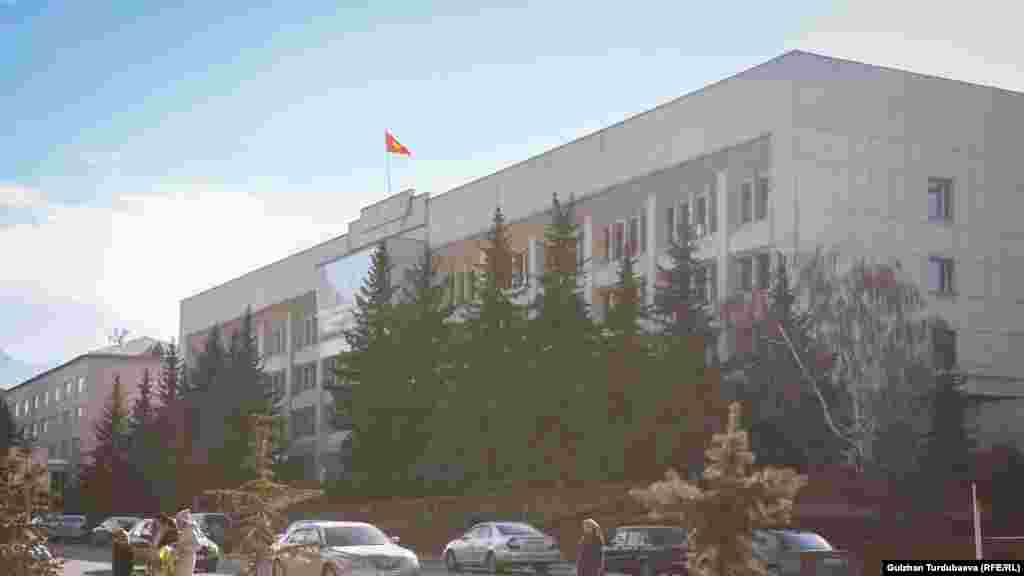 Азыркы Ысык-Көл облустук администрациясы же мурдагы коммунисттик партиянын облустук комитетинин имараты.