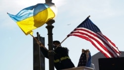 Рабочий устанавливает флаги США и Украины на Пенсильвания-авеню в Вашингтоне накануне очередного визита в США президента Украины Владимира Зеленского