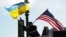 Рабочий устанавливает флаги США и Украины на Пенсильвания-авеню в Вашингтоне накануне очередного визита в США президента Украины Владимира Зеленского