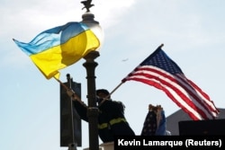 Український і американський прапори біля Капітолію з нагоди візиту до США президента України Володимира Зеленського. Вашингтон, 21 грудня 2022 року