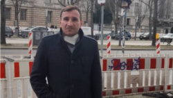 Экс-сотрудник ФСБ по Дагестану Эмран Наврузбеков, получивший убежище в Европе в 2017 году. На фото он на фоне российского посольства в Берлине