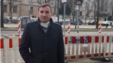 Экс-сотрудник ФСБ по Дагестану Эмран Наврузбеков, получивший убежище в Европе в 2017 году. На фото он на фоне российского посольства в Берлине