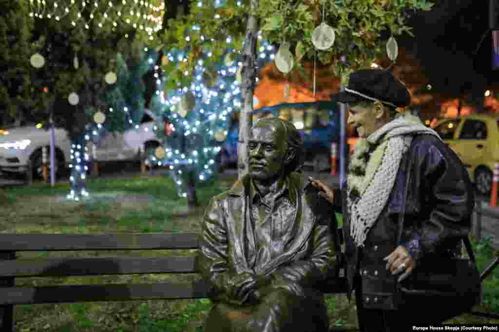 Новогодишно осветлен паркот на писателот Горан Стефановски во скопско дебар Маало на 14 декември 2022 и улица Македонија во строгиот центар на Скопје на 14 декември 2022
