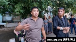 Аслан Утепов вместе с жителями многоэтажки в Уральске выступает против продажи опиоидного анальгетика в доме. Июль 2022 года