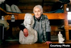 Маша Слоним с гипсовыми работами своего отца, скульптора Ильи Слонима