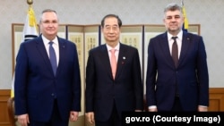 Prim-ministrul român Nicolae Ciucă și președintele Camerei Deputaților, Marcel Ciolacu, împreună cu Han Duck-soo, premierul Coreei de Sud (centru).