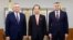 Prim-ministrul român Nicolae Ciucă și președintele Camerei Deputaților, Marcel Ciolacu, împreună cu Han Duck-soo, premierul Coreei de Sud (centru).