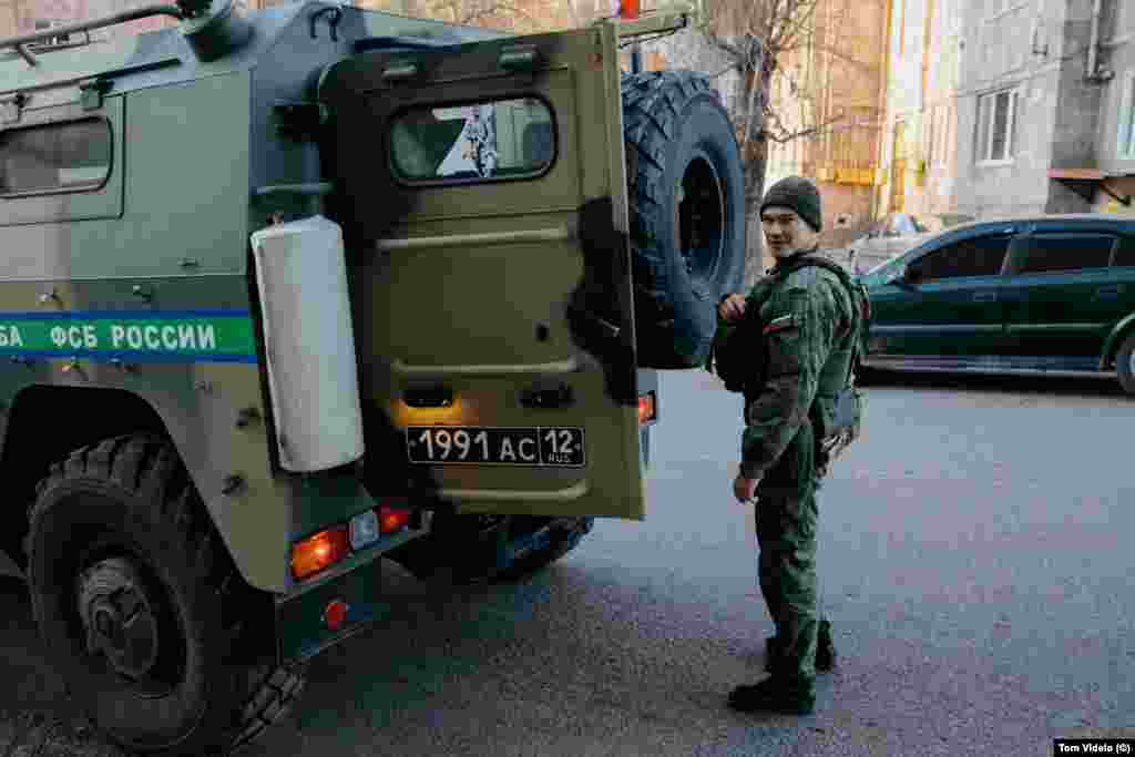 Un soldat rus din trupele pentru menținerea păcii se află lângă un vehicul cu un marcaj &quot;Z&quot; asociat cu sprijinul pentru invazia Ucrainei. Fotograful Tom Videlo spune că mulți localnici din Karabah consideră că inacțiunea continuă a forțelor de menținere a păcii rusești de a elibera drumul Lacin este o mișcare politică calculată pentru a exercita presiuni asupra Erevanului pentru propriile obiective geopolitice ale Rusiei. &nbsp;