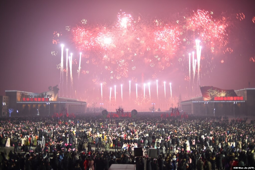 Kështu festuan në Phenjan të Koresë së Veriut për Vitin e Ri. 