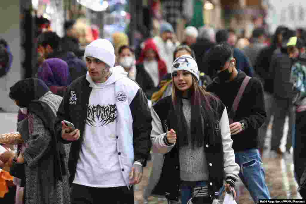 Cuplu în Teheran, la 6 decembrie.&nbsp; O înregistrare video publicată la începutul lunii decembrie arată două femei mergând pe una dintre străzile centrale&nbsp;din Teheran cu părul descoperit, o imagine larg distribuită la momentul respectiv, dar care acum pare să fie relativ comună.&nbsp; &nbsp;