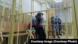 A terrorizmus igazolásával és az orosz hadsereg lejáratásával vádolt Oleszja Krivcova a vádlottak ketrecében egy januári bírósági meghallgatáson