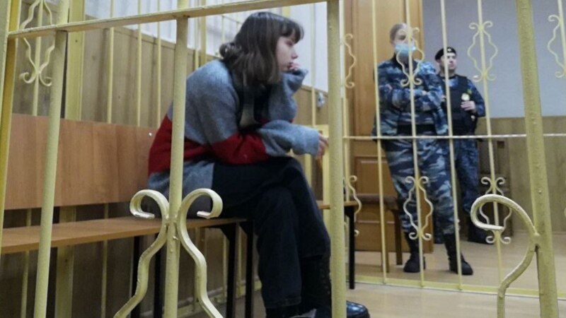 «Один из силовиков стоял над ней с кувалдой». Российской студентке грозит 10 лет за посты о войне 