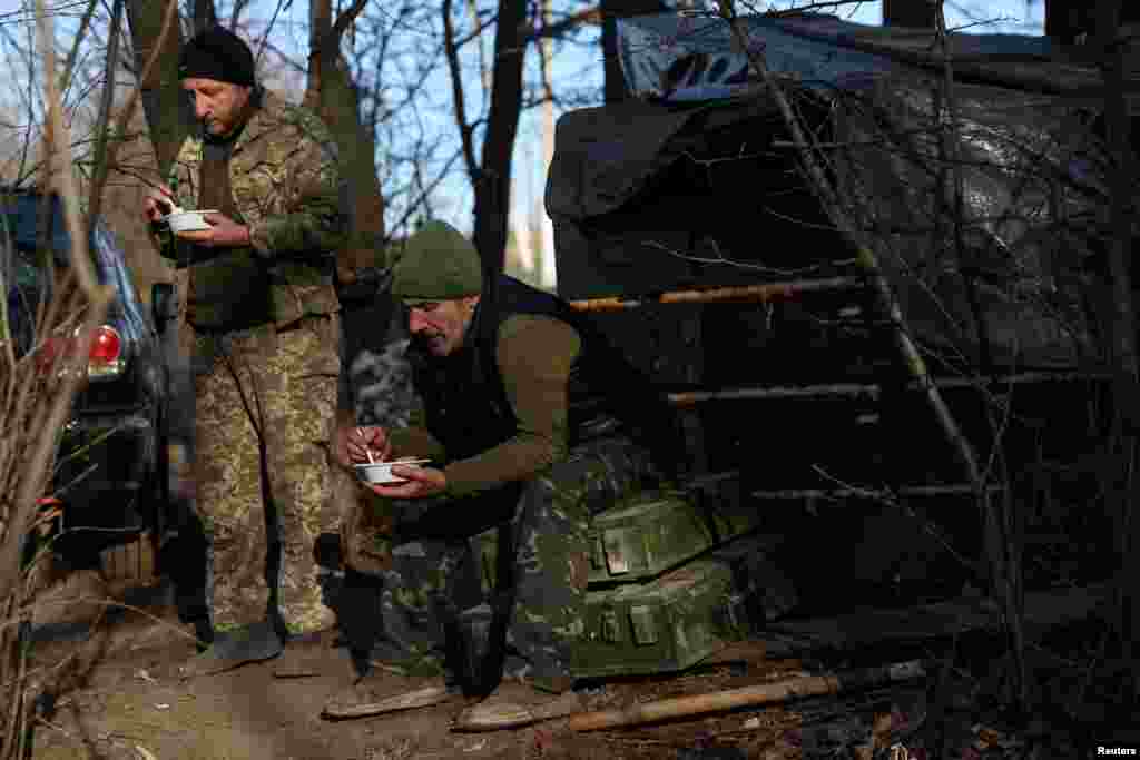 Az ukrán hadsereg 10. hegyi rohamdandárjának katonái ebédelnek a frontvonal közelében lévő állásuk mellett a Bahmuti területen