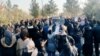 Demonstranati kod groba Hamidreze Rouhija na groblju u Teheranu, uprkos raspoređivanju snaga bezbjednosti kako bi se držali dalje.