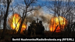 Українські військові ведуть вогонь із 122-мм самохідної артилерійської установки 2С1 «Гвоздика»