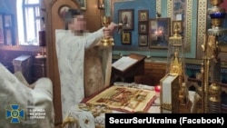Fotografie publicată de SBU pe 7 decembrie după verdictul unui tribunal ucrainean, care a condamnat un diacon al Bisericii Ortodoxe Ucrainene acuzat că ar fi transmis informații forțelor ruse despre pozițiile celor ucrainene.
