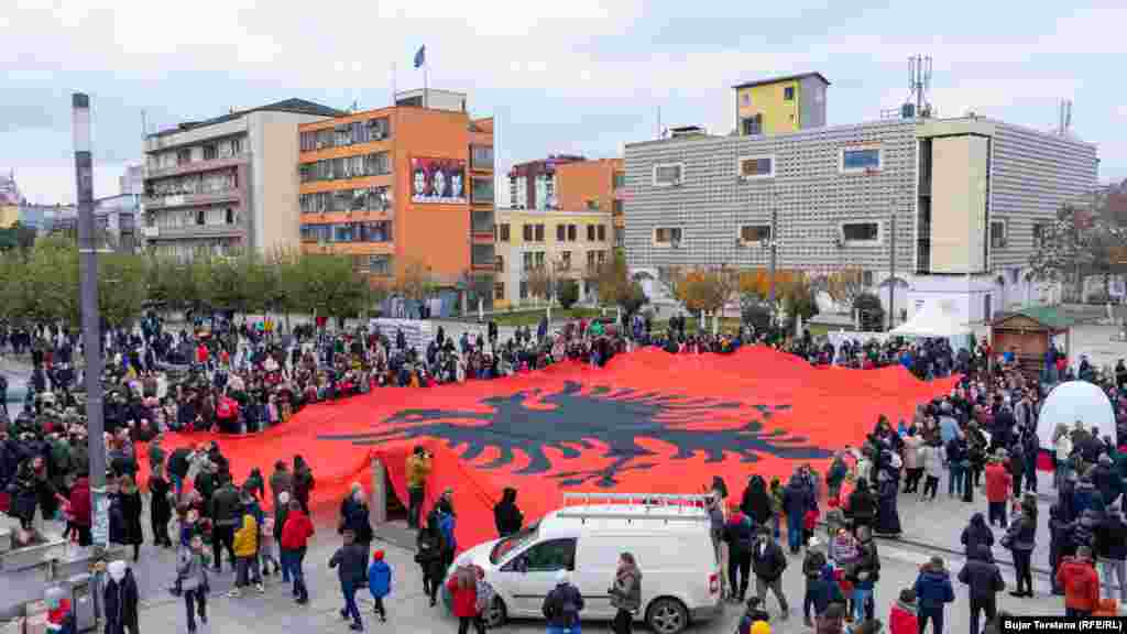 Në ditën e shënimit të 110- vjetorit të Pavarësisë së Shqipërisë, në Prishtinë u shpalos një flamur përmasash të&nbsp;mëdha me shqiponjë.