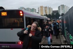 Autobuzele vin în fiecare dimineață încărcate de oameni, din Florești. Adeseori rămân blocate în trafic.