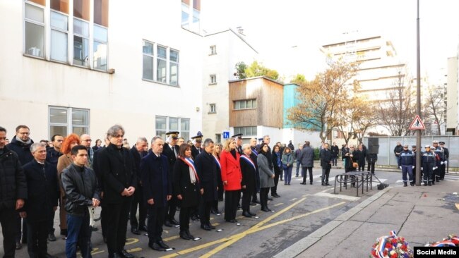 ادای احترام مقام‌های فرانسوی به قربانیان حمله به نشریه شارلی ابدو، شنبه هفدهم دی، پاریس