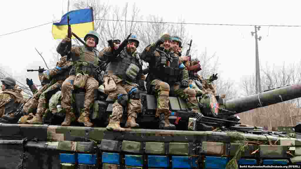 Українські військові у звільненому селищі Нова Басань,Чернігівська область, 2 квітня 2022 року