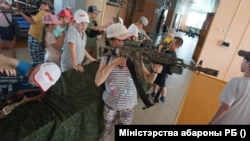 Gyerekek látogatása a Vityebszki Különleges Gárda Légi Deszant Brigádnál