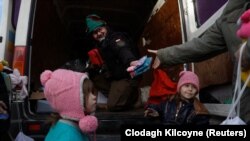 Crăciun în iad: Un voluntar le aduce cadouri copiilor ucraineni
