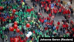 Илјадници луѓе денеска излегоа на улиците на Брисел на протест против се повисоките трошоци за живот.