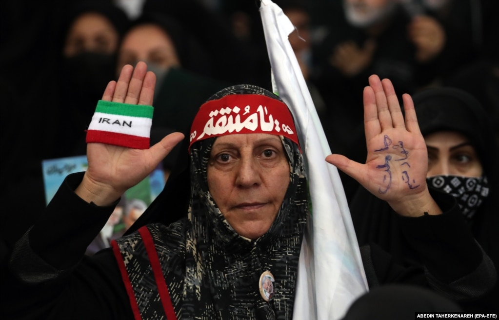 Një grua shihet duke marrë pjesë në ngjarje të organizuar në Teheran në trevjetorin e vdekjes së ish-komandantit iranian, Qasem Soleimani. Ai është vrarë nga Shtetet e Bashkuara në një sulm me dron në Irak më 2020.