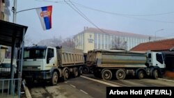 Baricade formate din camioane în orașul Mitrovița, din Kosovo, pe 27 decembrie 2022.